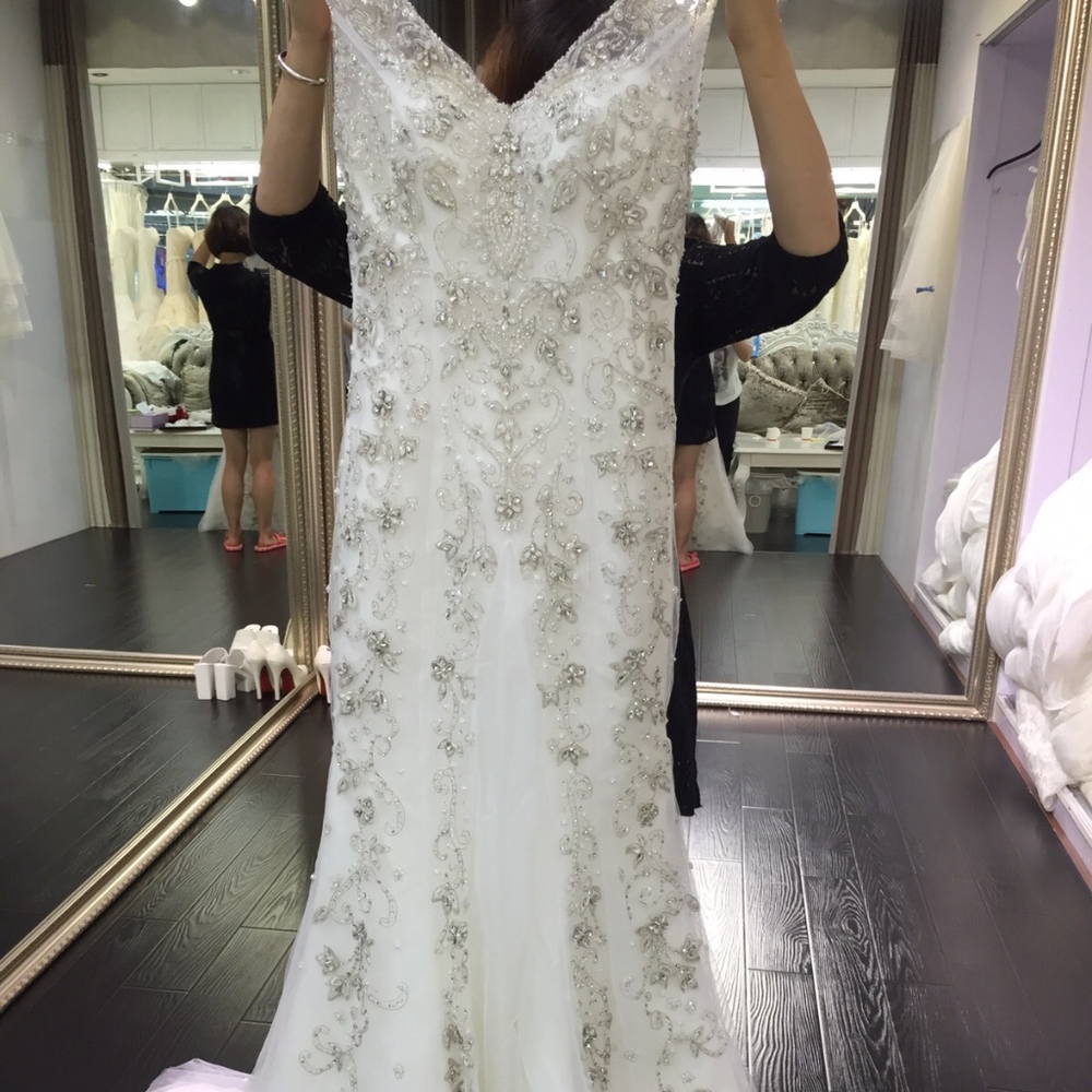 Wedding dress new with tags size 2-4
